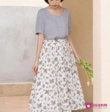什么颜色的衣服穿着显白夏天
