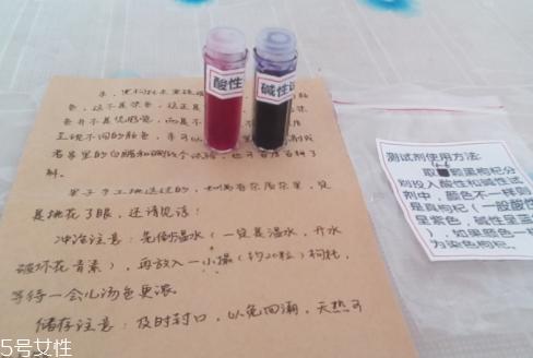 黑枸杞泡水后什么颜色 紫色渐变蓝色