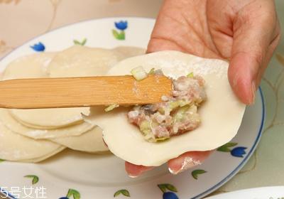 锅贴怎么做才香脆好吃 外皮酥脆内馅爆汁