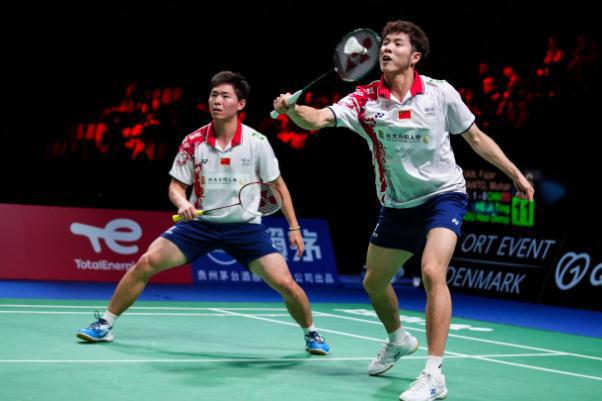 打羽毛球要穿什么鞋 打羽毛球要注意的事项