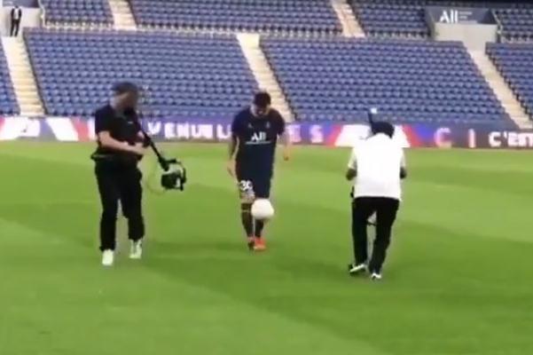 梅西选择30号球衣亮相巴黎主场秀颠球 踢足球对身体的好处