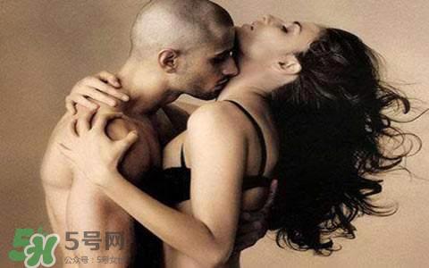 男人为什么喜欢抓女人的胸？男人摸女人的胸部