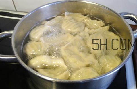 为什么饺子煮熟了会浮起来?饺子煮多久才熟?