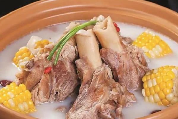 骨头汤是汤有营养还是肉有营养 骨头汤吃肉好还是喝汤好