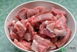 煮排骨放什么容易烂？排骨怎么炖容易烂？