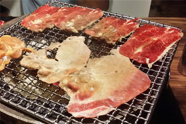 烤肉酱什么时候放 烤肉酱先别急着刷