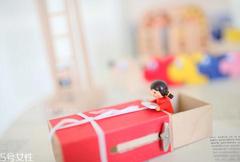 西女一个西女你的嘴巴和手很白是什么意思?