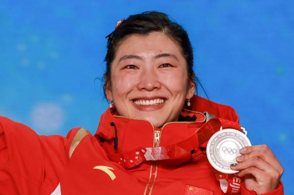 谷爱凌苏翊鸣再登场徐梦桃冲金 滑雪穿什么衣服合适