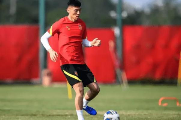 国足前队长冯潇霆深夜发长文 足球队队长的责任