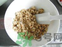 五仁月饼是哪五仁？五仁月饼是哪五种材料？