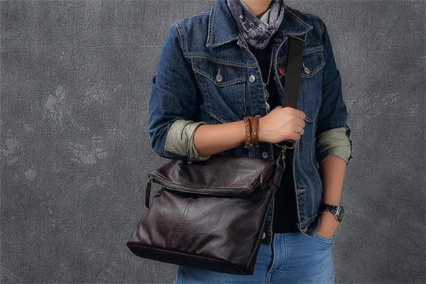 男生外出的时候背什么包好 男士大容量包包推荐