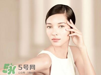 先抹眼霜还是精华液?眼部精华液和眼霜的区别