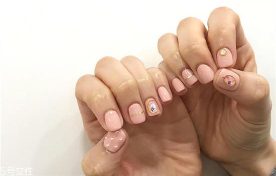 2018粉色美甲新款式图片 今年流行的夏日清新美甲