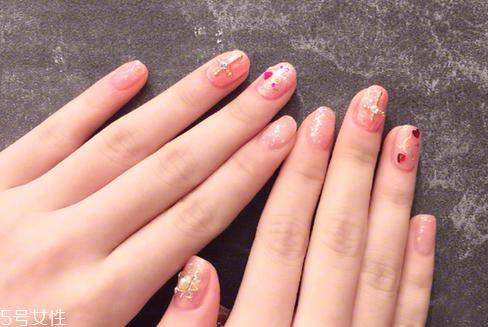 2018粉色美甲新款式图片 今年流行的夏日清新美甲
