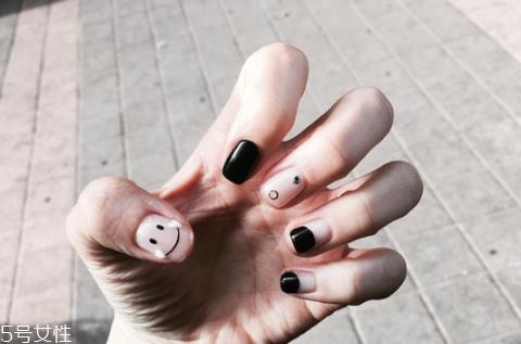 2018粉色美甲新款式图片 今年流行的夏日清新美甲