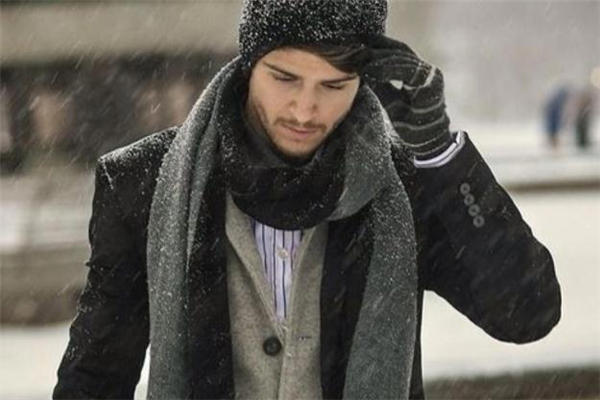 男生戴什么围巾好看 什么围巾适合男生戴