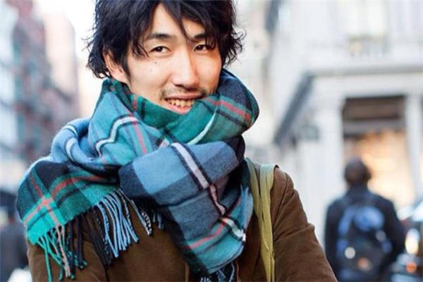 男生戴什么围巾好看 什么围巾适合男生戴