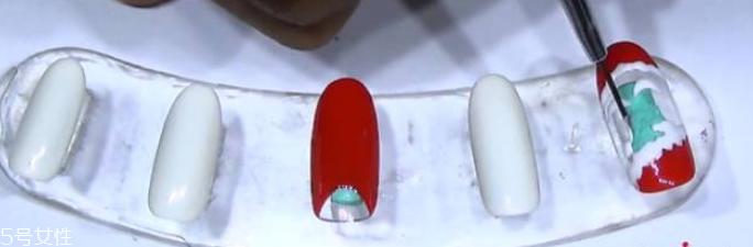 最新圣诞美甲图片2018 8款超应景的圣诞美甲