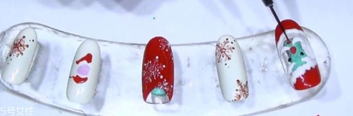 最新圣诞美甲图片2018 8款超应景的圣诞美甲
