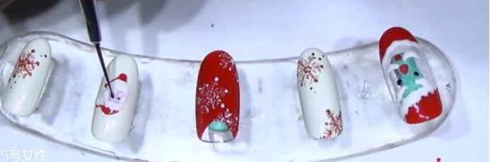 最新圣诞美甲图片2018 8款超应景的圣诞美甲