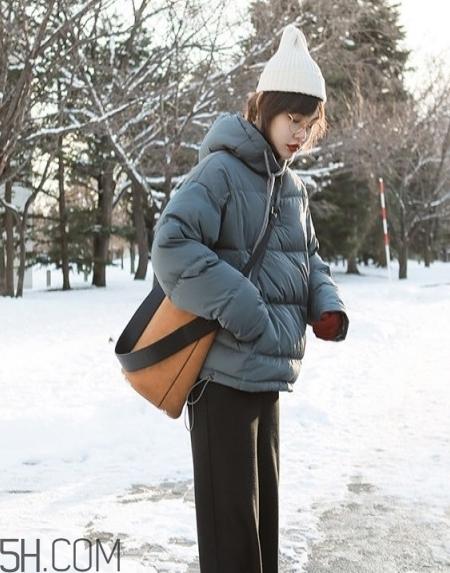 羽绒服搭配什么裤子好看？羽绒服搭配推荐