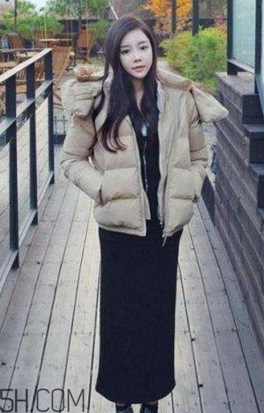 羽绒服搭配什么裤子好看？羽绒服搭配推荐