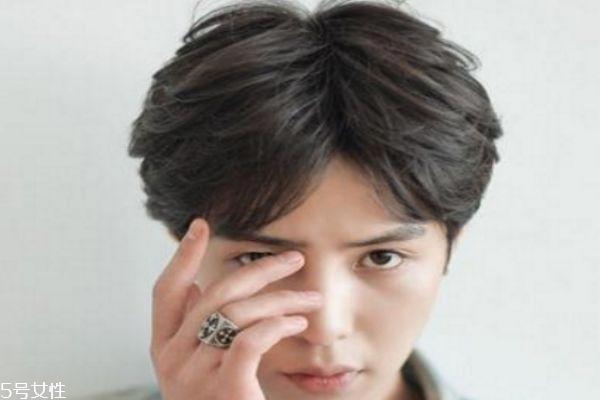 男生可以烫什么发型 男生流行烫发