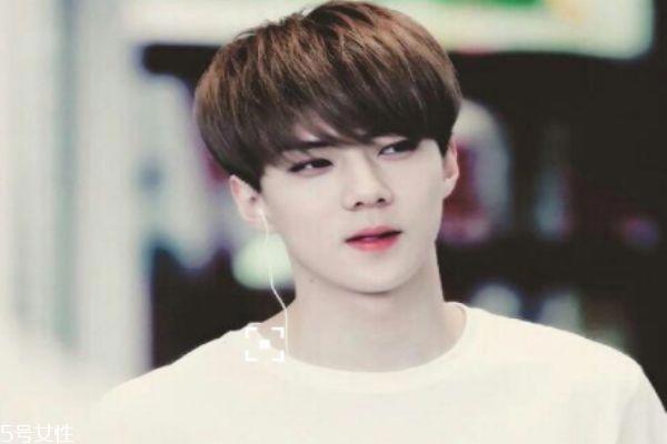 男生可以烫什么发型 男生流行烫发