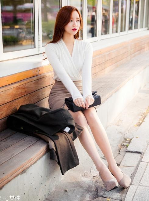 v领针织衫里面穿什么好 v领针织衫怎么叠穿好看