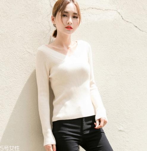 v领针织衫里面穿什么好 v领针织衫怎么叠穿好看