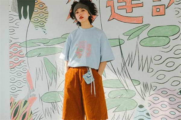 橘色短裤配什么上衣 橘色短裤搭配图片