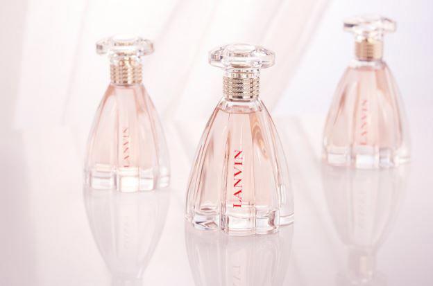 粉红色瓶子的香水什么牌子好