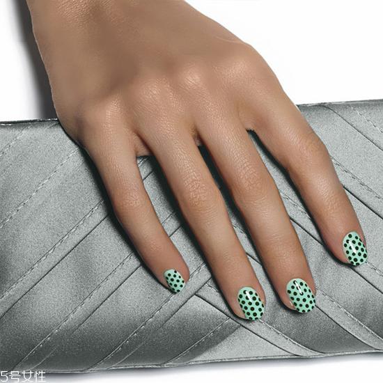 夏季美甲图片2018款式 韩国范显手白的美甲颜色图片