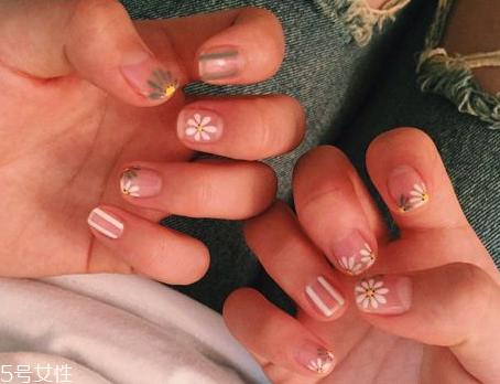 夏季美甲图片2018款式 韩国范显手白的美甲颜色图片