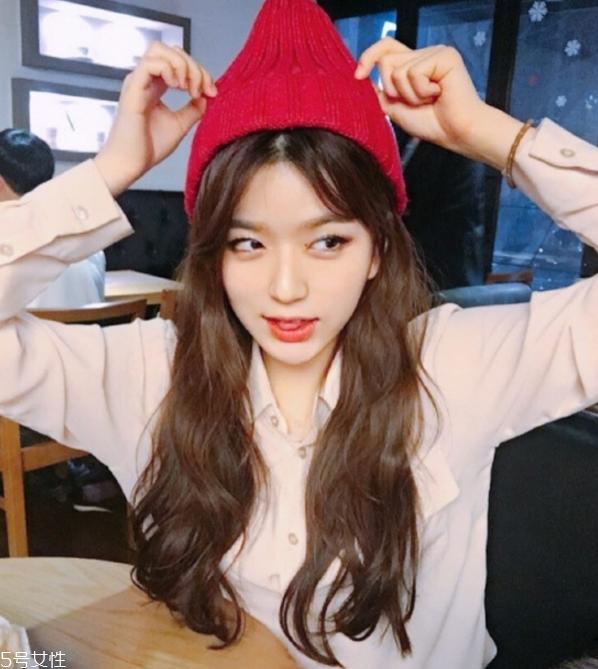 女生卷发发型图片 学生长卷发发型图片