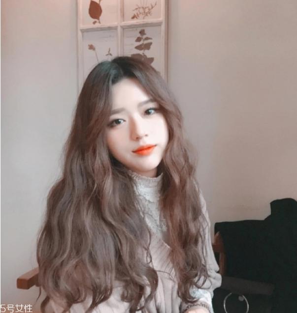 女生卷发发型图片 学生长卷发发型图片