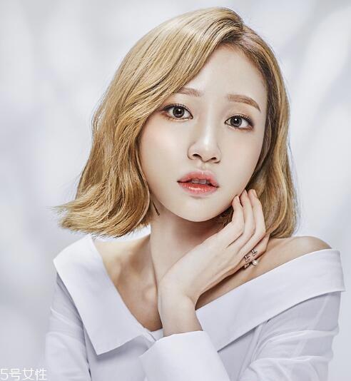 2018中短发最新发型 韩式丸子头的扎法