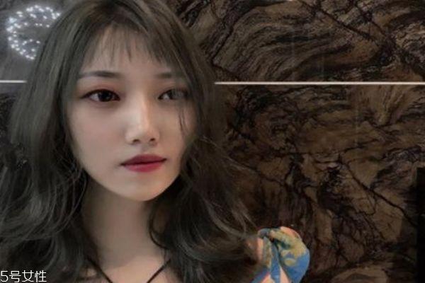 青灰色头发掉色成什么颜色 青色头发褪色后图片