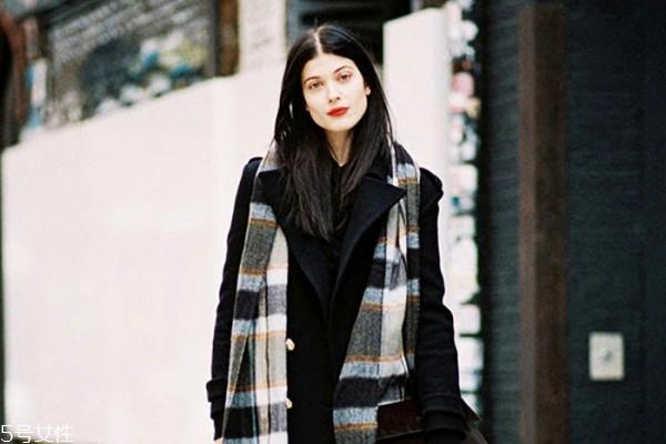 皮肤黄适合什么颜色围巾呢 什么颜色的围巾好看