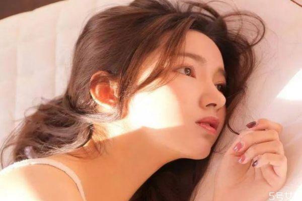 女生染什么颜色头发好看 今年女生流行染什么颜色的头发