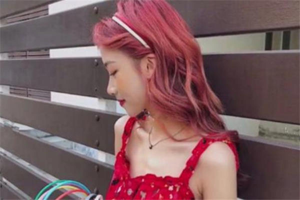 媚拉红是什么颜色 媚拉红色头发图片