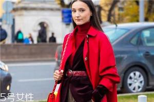 大红色大衣里面要配什么好看?不同内搭不同风格
