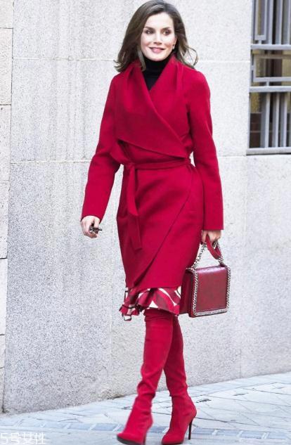 大红色大衣里面要配什么好看？不同内搭不同风格