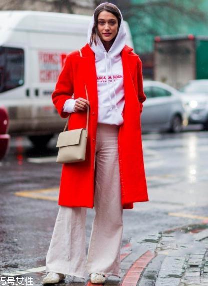 大红色大衣里面要配什么好看？不同内搭不同风格