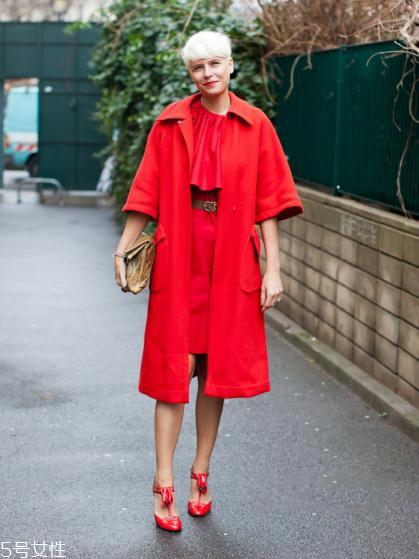 大红色大衣里面要配什么好看？不同内搭不同风格