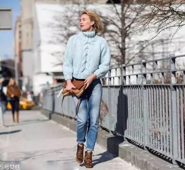 小高领如何搭配外套 高领衫怎么搭配衣服