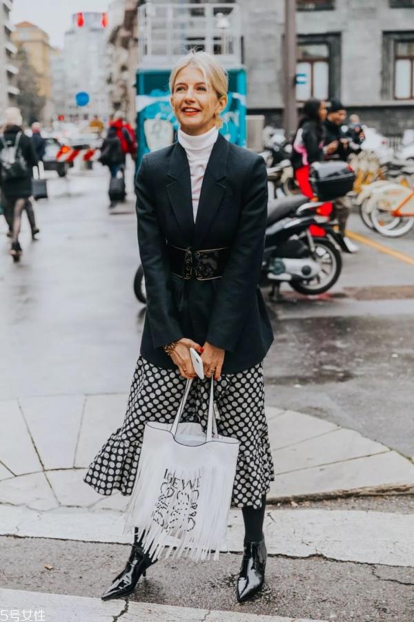 小高领如何搭配外套 高领衫怎么搭配衣服