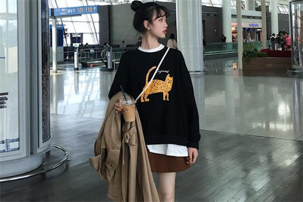 黑色卫衣配什么裙子好看 黑色卫衣搭配裙子图片