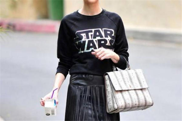 黑色卫衣配什么裙子好看 黑色卫衣搭配裙子图片