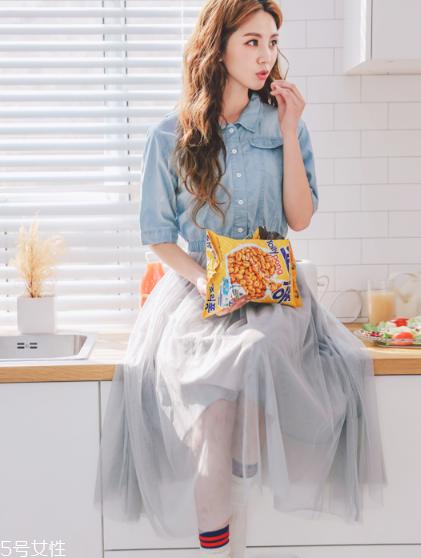 拼接连衣裙怎么搭配？拼接连衣裙搭配窍门